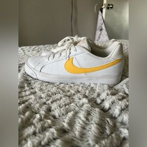 Nike sneakers w yellow detailing